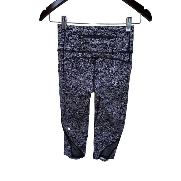 Lululemon Pace Perfect Crop (17") Size 2 - Picture 4 of 8
